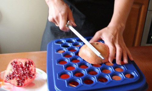 как почистить гранат, способ с пельменницей