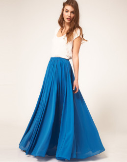 Nous-sommes-fans-de-cette-jupe-longue-turquoise