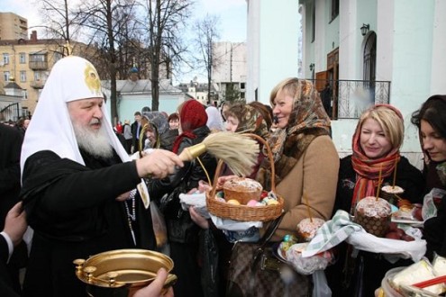 батюшка освящает куличи