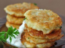 жарят картофельные оладьи