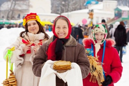 веселое празднование масленицы с угощениями