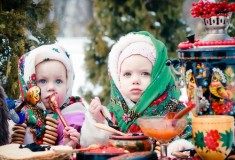 маленькие девочки на празднике масленицы