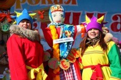 веселые скоморохи с чучелом
