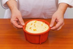 кулич, готовый к выпеканию