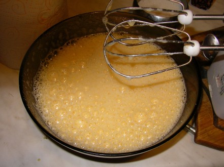 взбиваем яйца с сахаром