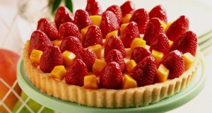 красивый пирог с клубникой
