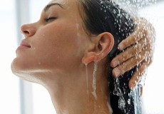 смыть теплой водой