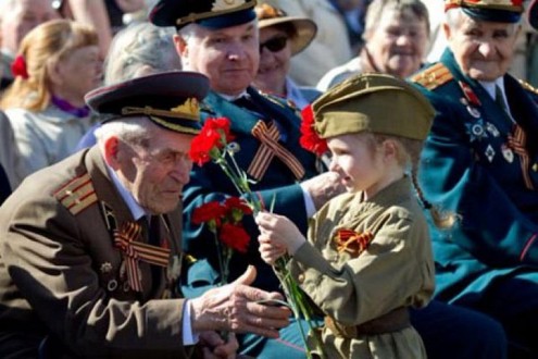 вручение гвоздик ветеранам