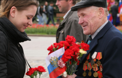 Дети дарят цветы ветеранам