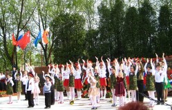 Дети на сцене