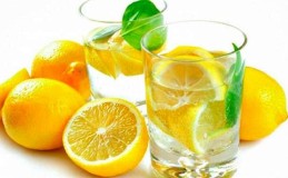 Лимонный сок, разведенный с водой