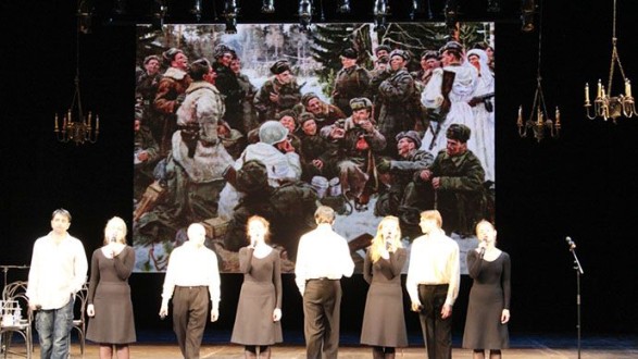 на экране хроника войны