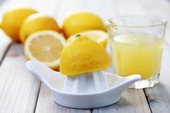 лимонный сок и лимон