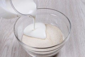 Смешайте крупу с кисломолочным продуктом