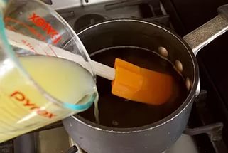 смешайте сок лимона с водой и сахаром