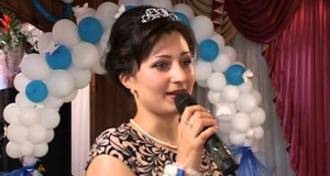 девушка поздравляет сестру со свадьбой