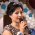 девушка поздравляет сестру со свадьбой